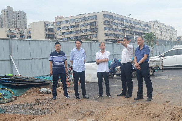 半岛网页版登入界面-半岛online(中国)党委书记秦广远调研西站路工程