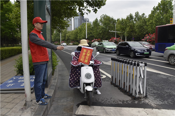 开展文明交通活动   助力文明城市建设——半岛网页版登入界面-半岛online(中国)积极开展“文明交通”志愿服务活动