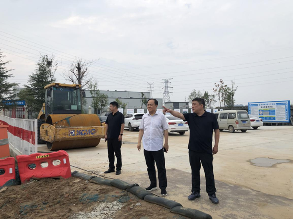 半岛网页版登入界面-半岛online(中国)党委委员、副总经理张岩到侯寨新镇区安置区调研项目建设工作